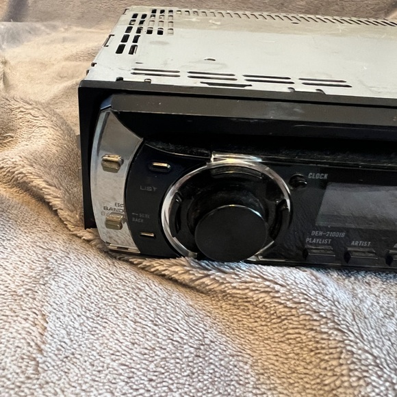 Pioneer DEH-2100IB Car Stereo CD/WMA/MP3/AM/FM Radio With Detachable Faceplate - Picture 2 of 6